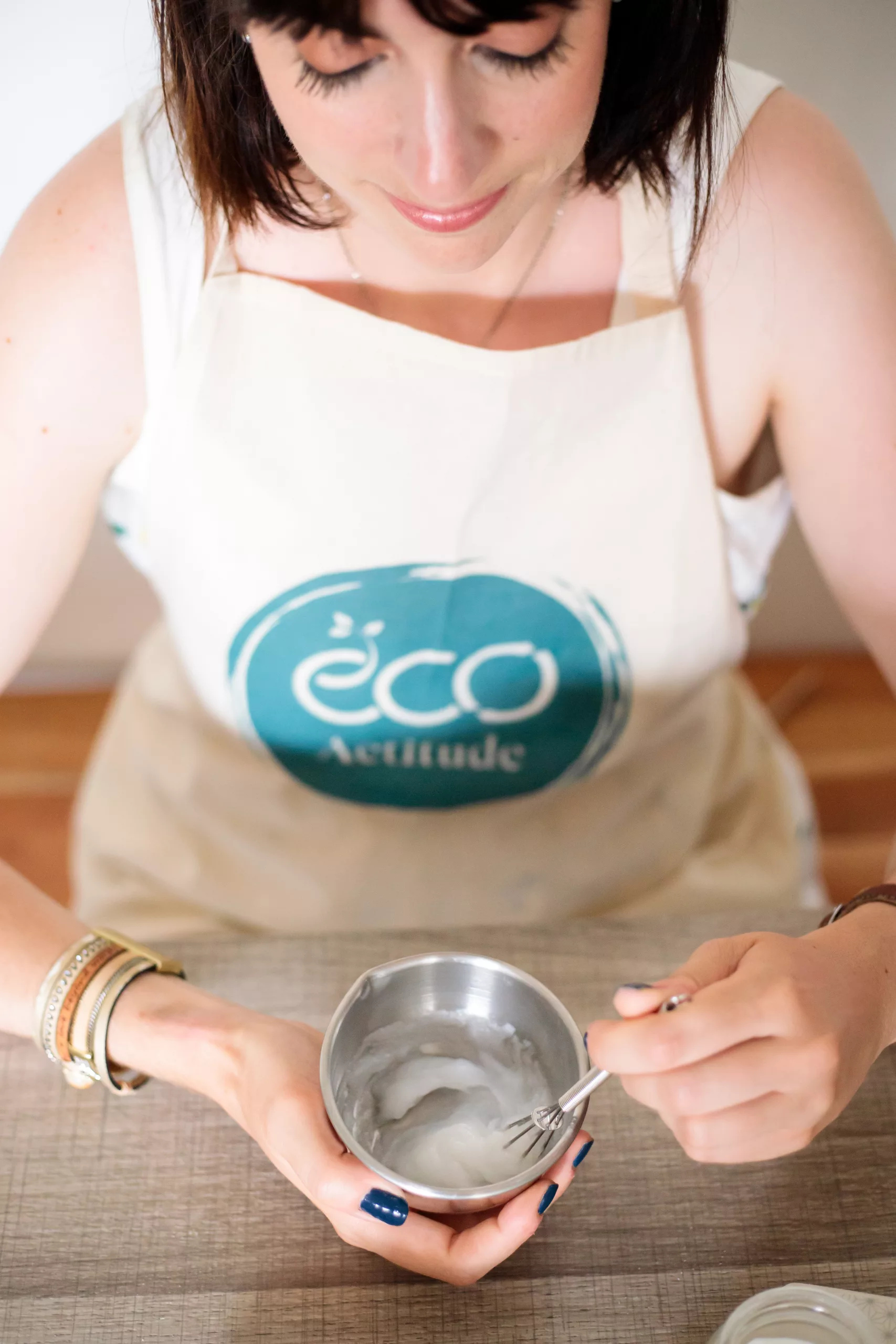 Photo illustrant les ateliers Eco-Actitude. Une personne mélange une crème dans un bol.