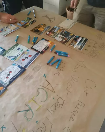Salariés en train de suivre un atelier fresque du climat. Ils forment des flèches de couleur.