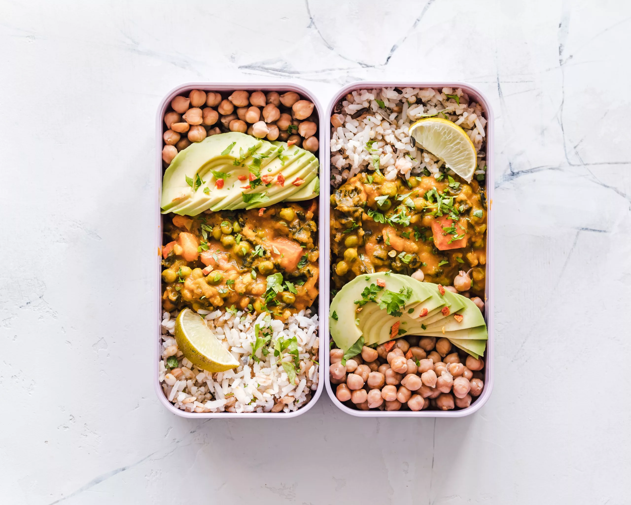 lunch box remplie en deux parties.
