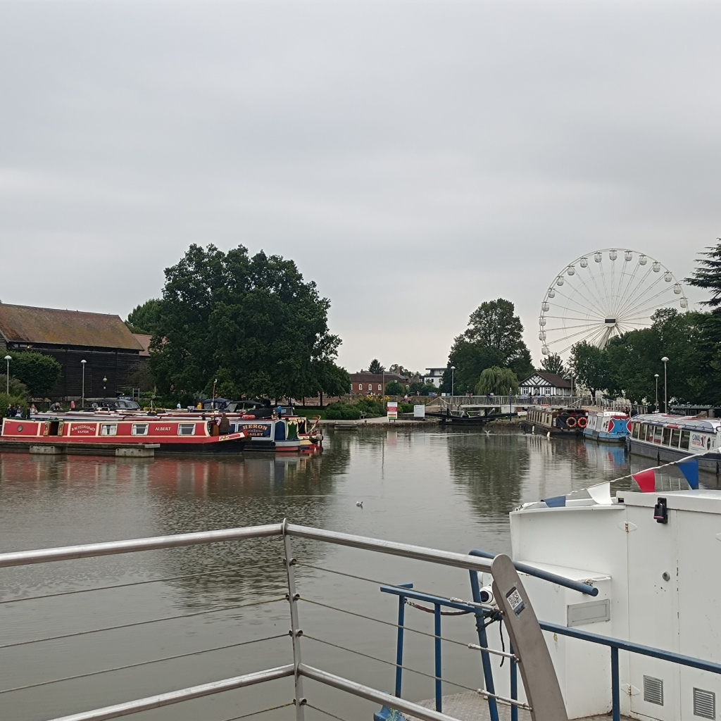 Vue du port avec bâteaux et grande roue de Stratford Upon Avon.