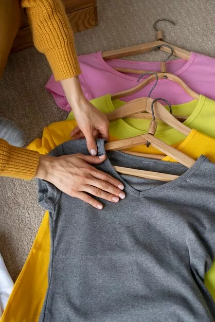 plusieurs t shirt de différentes couleurs