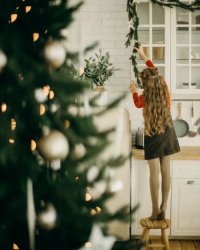 petite fille qui décore sa maison pour noel
