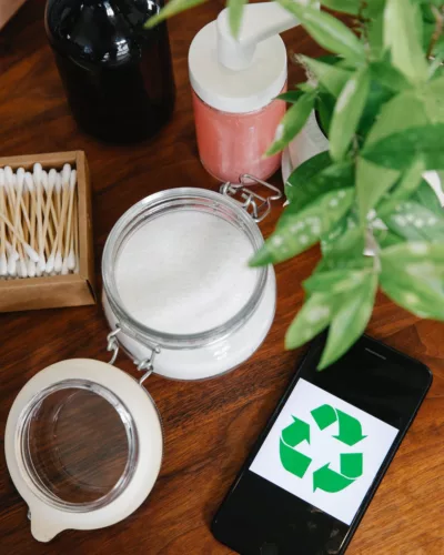 plusieurs produits cosmétiques avec un signe montrant que c'est éco-responsable plusieurs produits cosmétiques avec un signe montrant que c'est écoresponsable