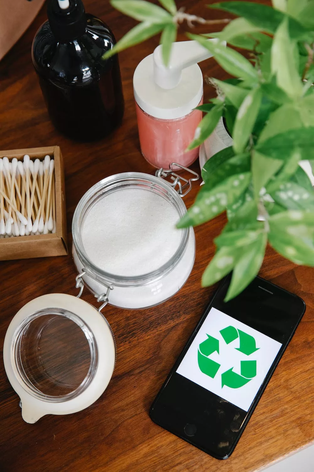 plusieurs produits cosmétiques avec un signe montrant que c'est éco-responsable plusieurs produits cosmétiques avec un signe montrant que c'est écoresponsable