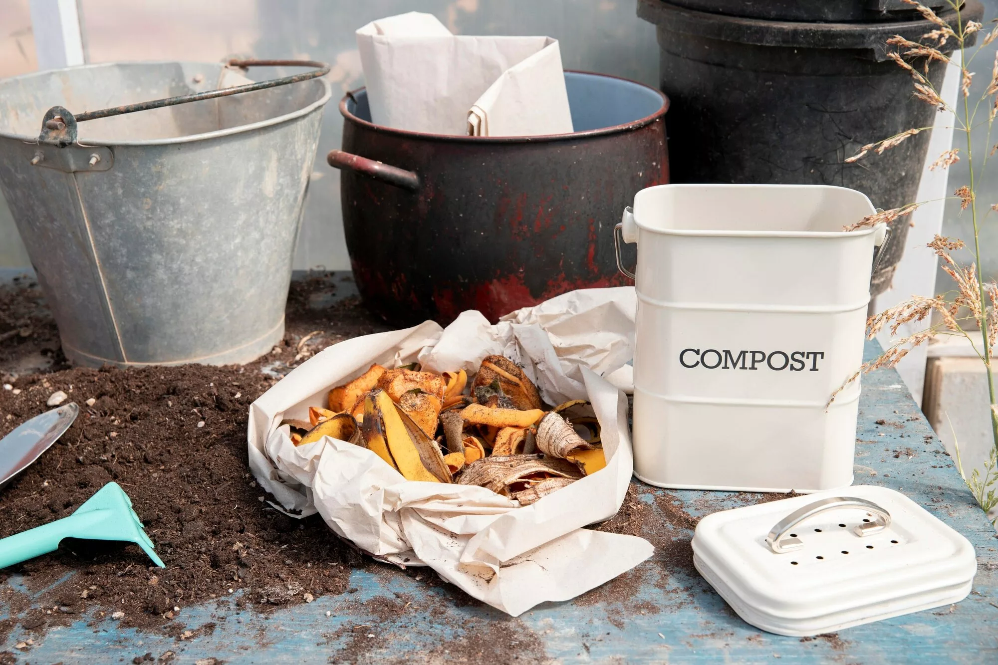 photo d"un compost, avec un sac de déchets
