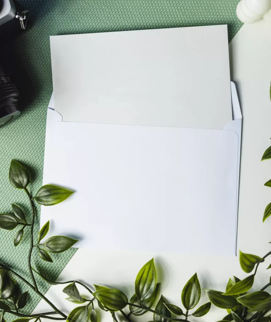 Carton invitation sortant d'une enveloppe