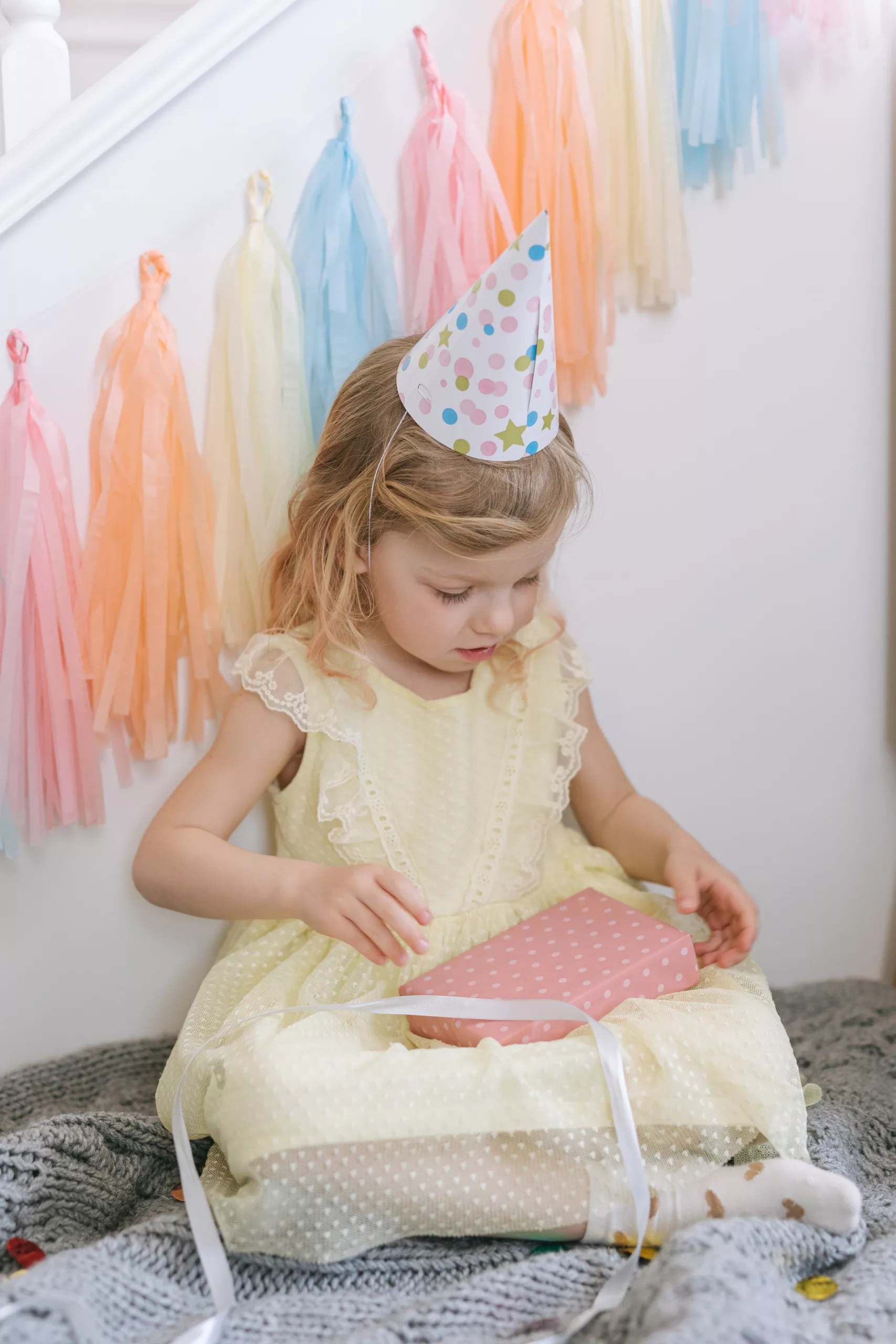 une petite fille ouvre un cadeau