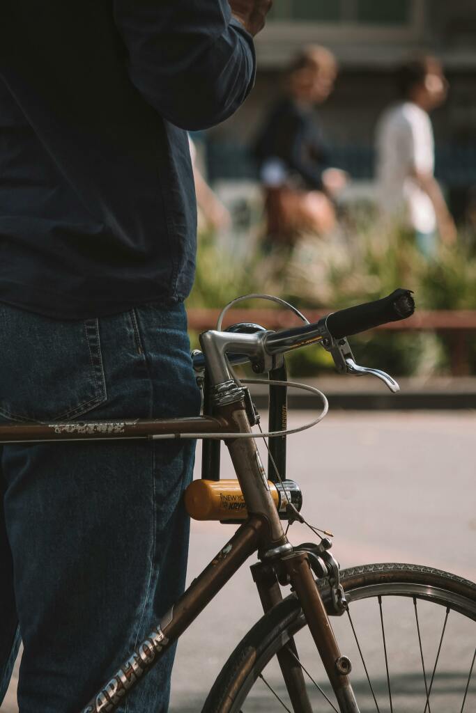 Gros plan d'un vélo et son antivol