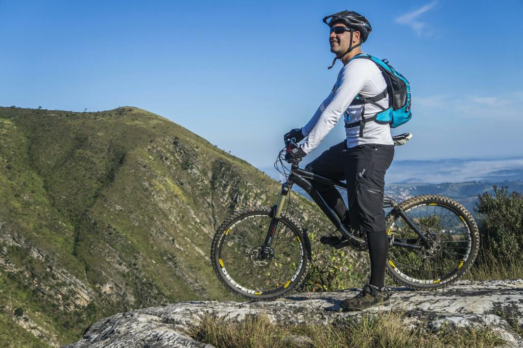 Un cycliste sur son vélo en haut d'une montagne