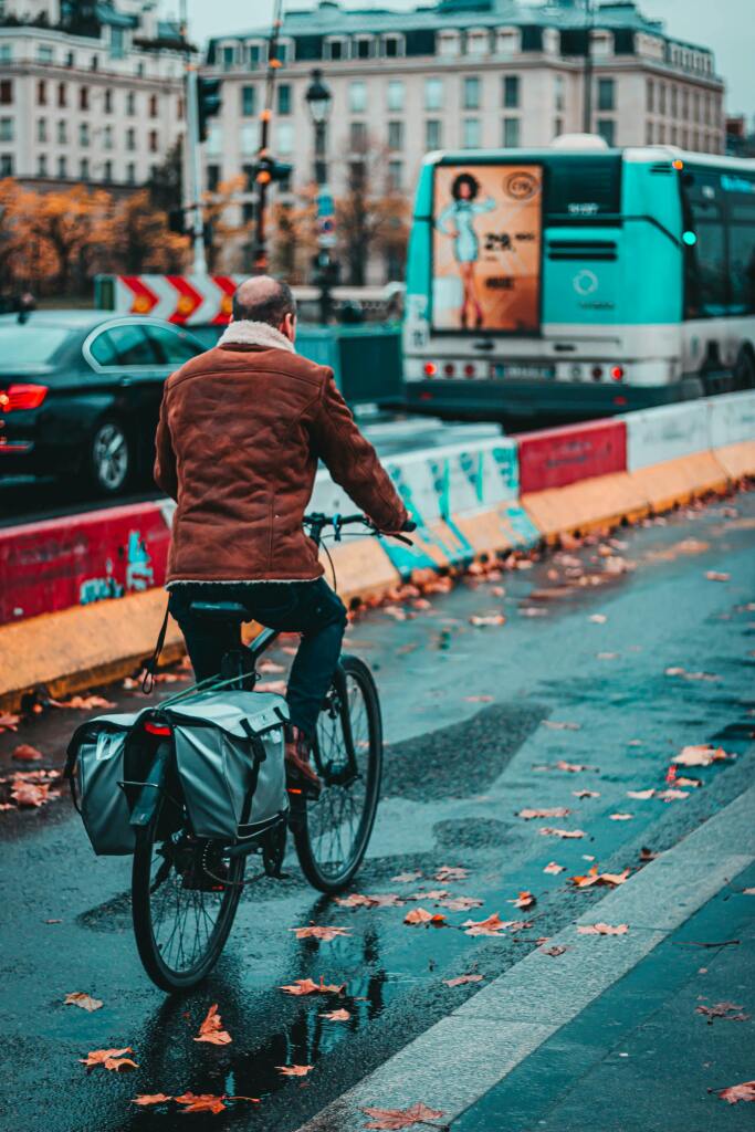 Une personne circule à vélo sur une bande cyclabke