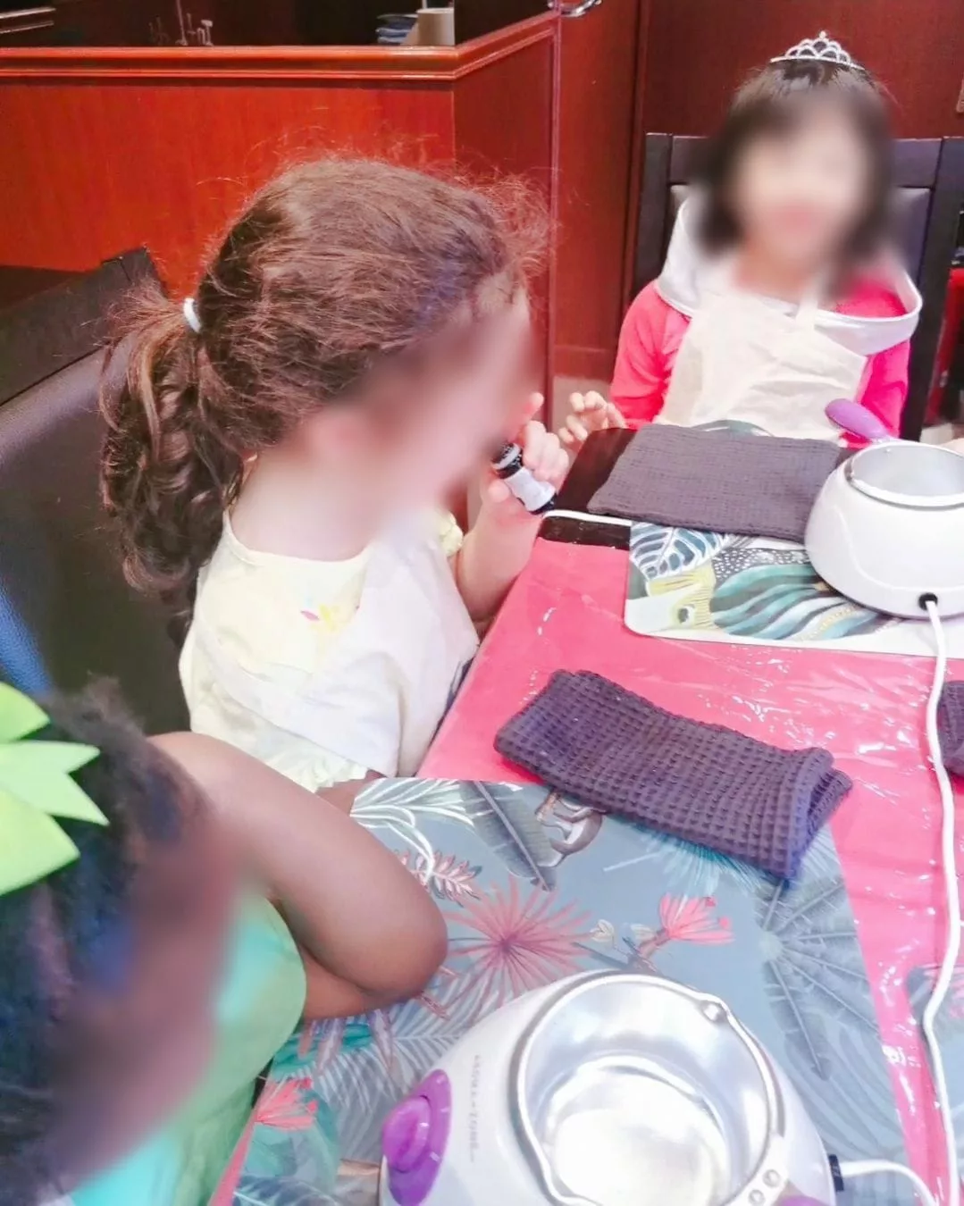 atelier cosmétique lors d'un anniversaire enfant.
