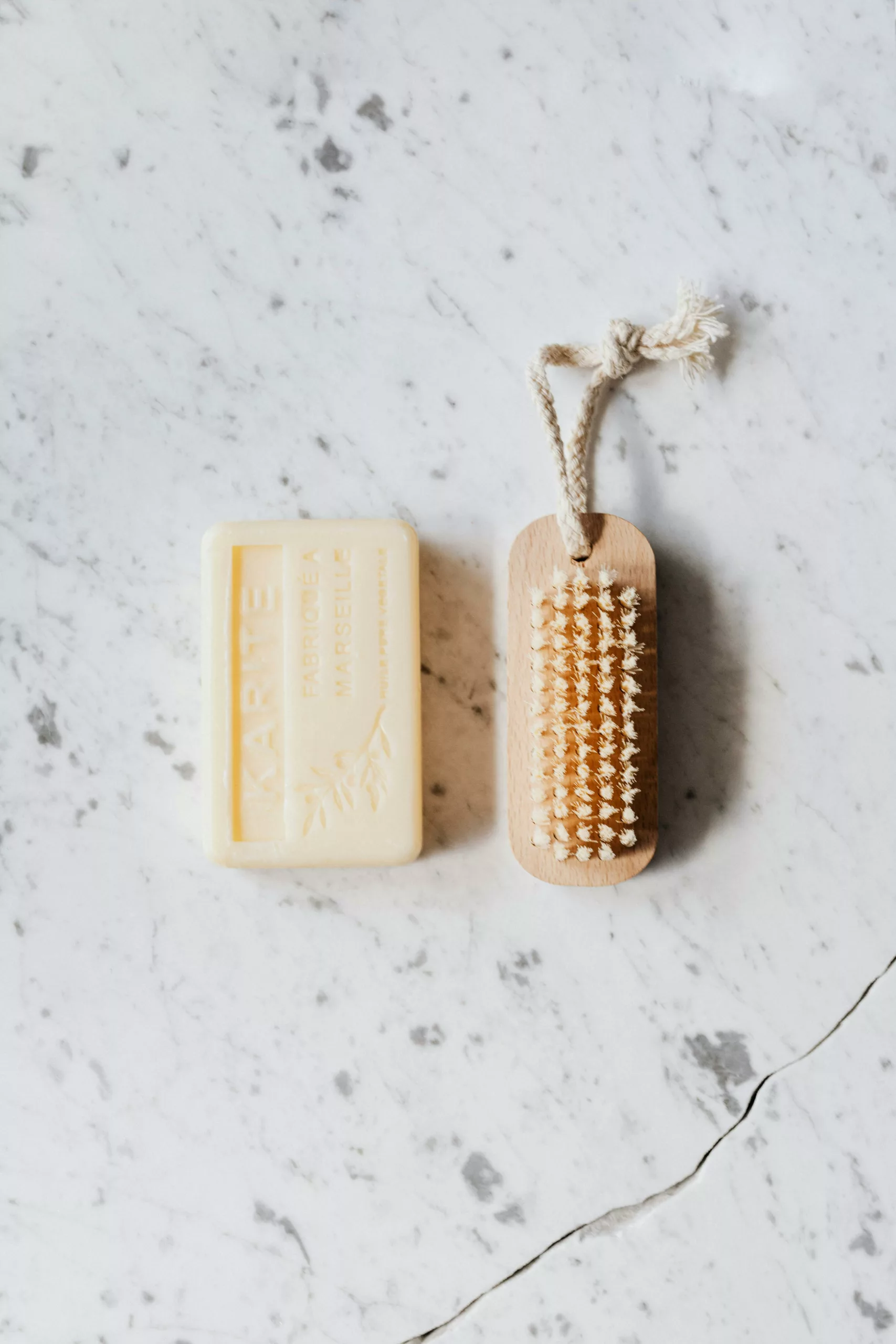 Un savon solide et une brosse en bois.