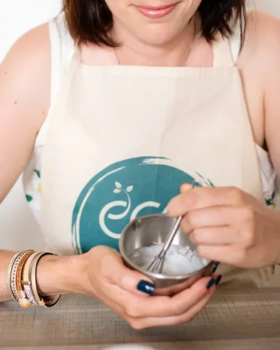 Photo illustrant les ateliers Eco-Actitude. Une personne mélange une crème dans un bol.