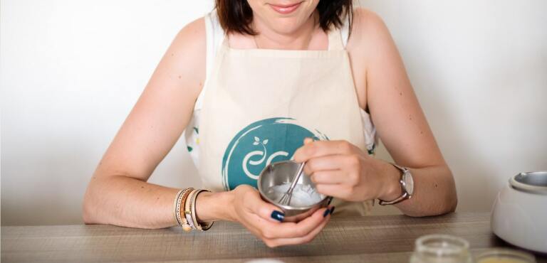 Photo illustrant les ateliers Eco-Actitude. Une personne mélange une crème dans un bol.