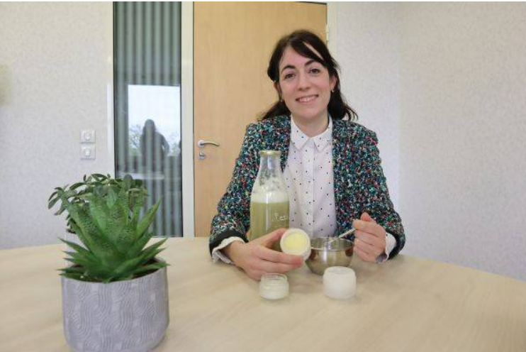 Aurélie Tourette, fondatrice d'Eco-Actitude, avec les produits naturels fabriqués en atelier (lessive, parfum solide, crème visage et baume à lèvres)