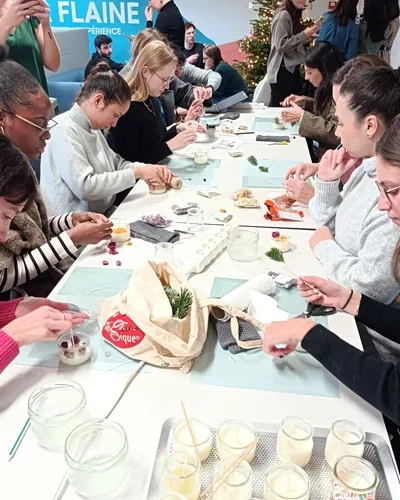 Des collaborateurs pendant un team-building DIY de fabrication de bougie en entreprise en Ile de France.