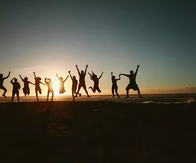 Un groupe de personnes sautent de joie pour la semaine de la qualité de vie au travail.