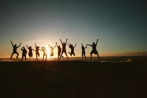 Un groupe de personnes sautent de joie pour la semaine de la qualité de vie au travail.