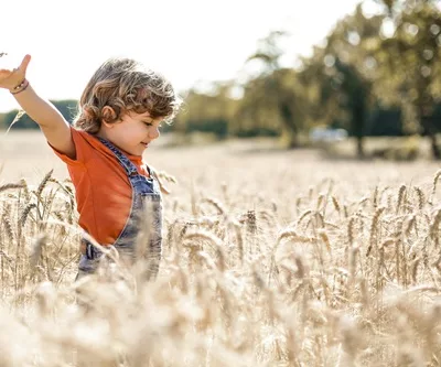 Un enfant joue dans un champ.