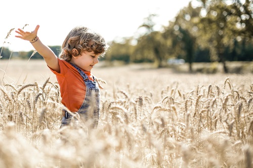 Un enfant joue dans un champ.