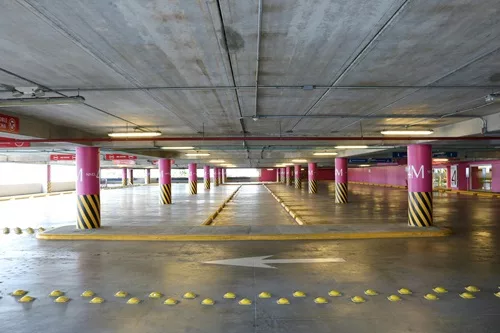 Un parking vide sans voitures.
