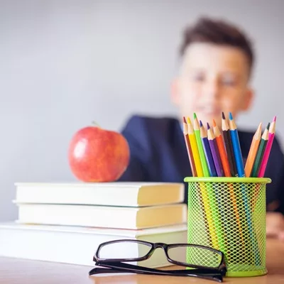 Un enfant à l'école fait sa rentrée.