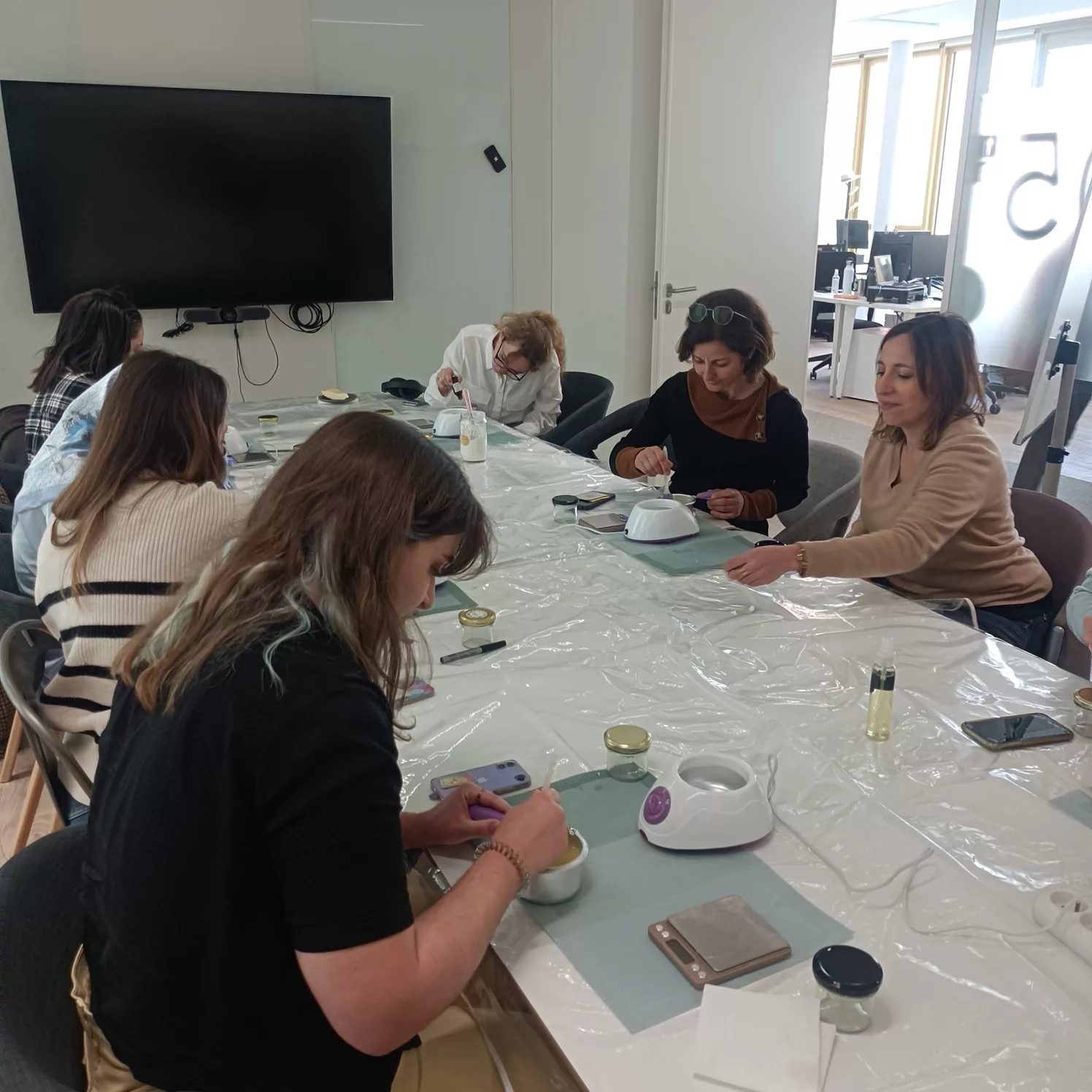 salariés fabriquant produits ménagers lors d'atelier de cohésion