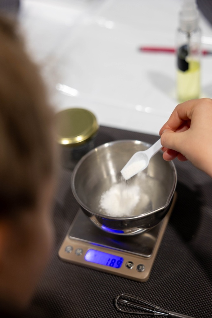Pesage cosmétique naturelle lors d'un atelier solidaire