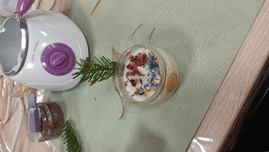 Bougie aux fleurs séchées fabriquée en ateliers seniors chez Korian