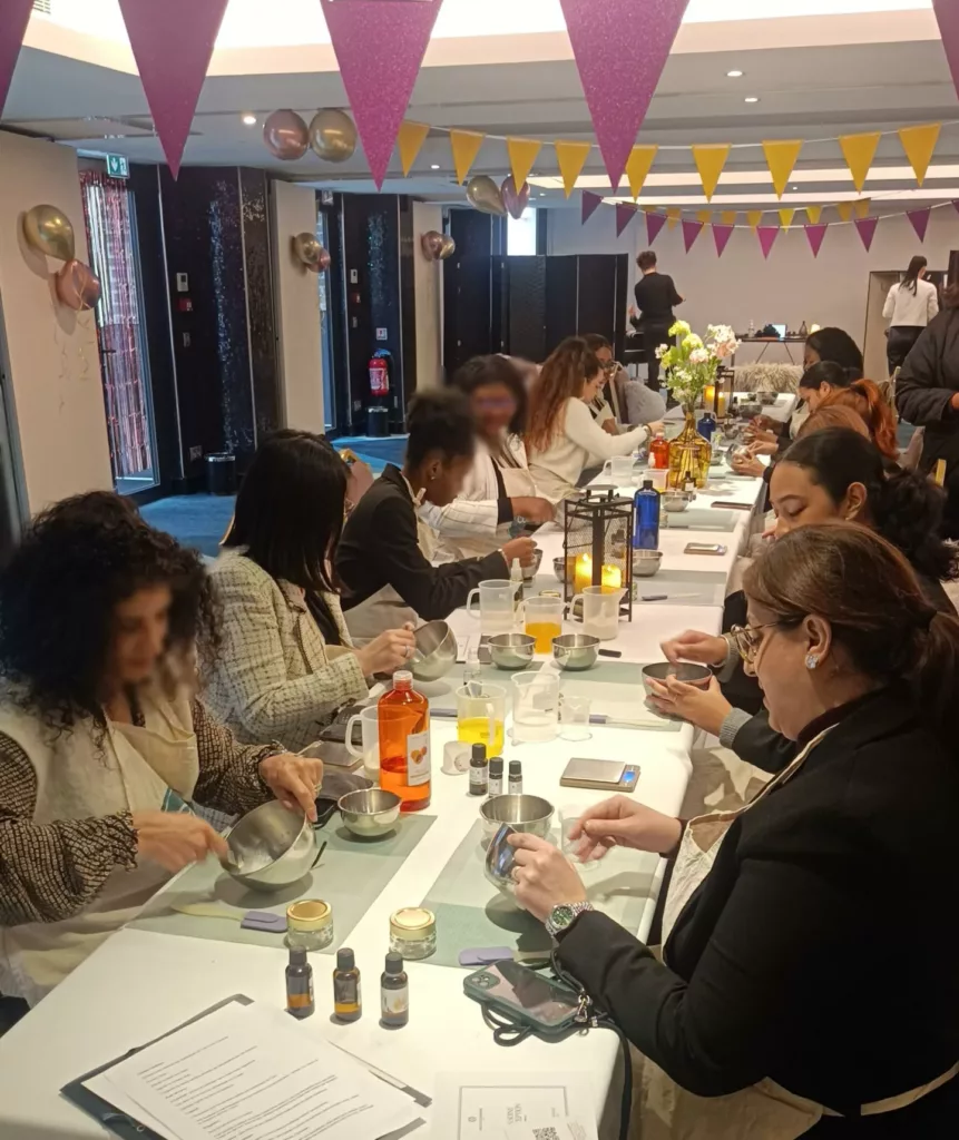 Un atelier cosmétique DIY, fabrication d'une crème dans un hôtel parisien pour les collaborateurs
