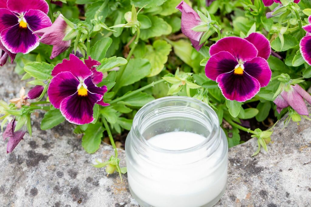 cosmétique naturelle - photo d'un baume à lèvres fabriqué en atelier Eco-Actitude